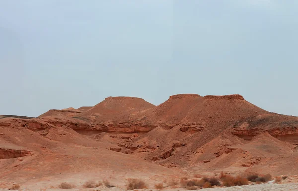 Un deserto d'Israele e cielo tempestoso nuvoloso — Foto Stock