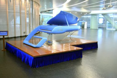 Kanton Kulesi koridorda hi-tech mavi kuyruklu piyano