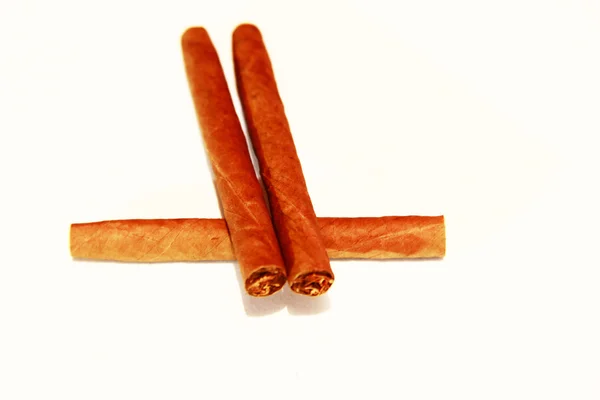 Doğal cigarillo beyaz zemin üzerine izole — Stok fotoğraf