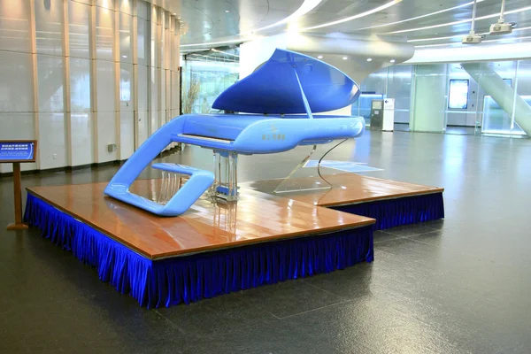 蓝色高科技的大钢琴，在广州塔的大厅里 — 图库照片