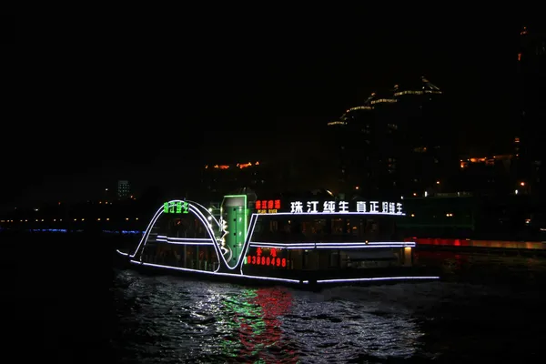 밤에 진주 강에 의해 이동 하는 배 — 스톡 사진
