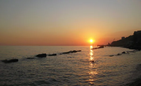 Puesta de sol sobre el mar de verano con pequeñas olas — Foto de Stock