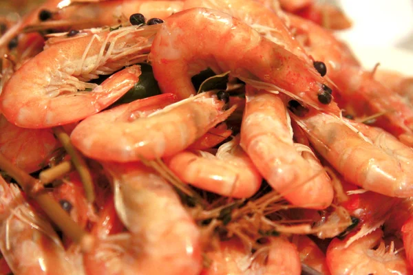 Un fondo de gambas hervidas listo para comer —  Fotos de Stock