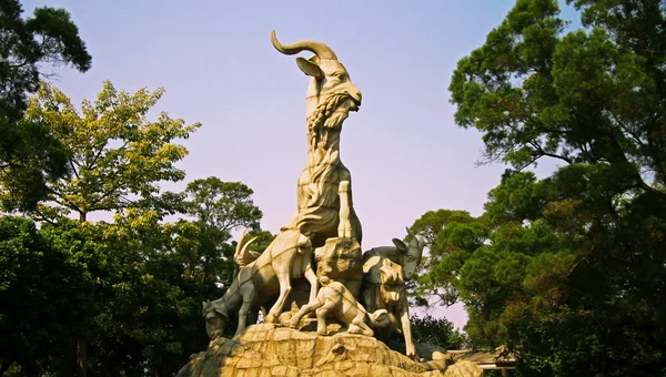 Statue de cinq chèvres dans la ville de Guangzhou Chine — Photo