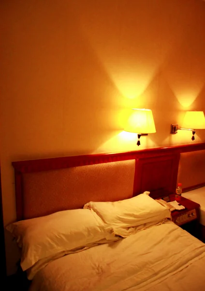 Innendørs soverom i kveldstid i myke farger – stockfoto