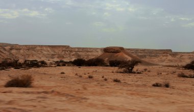 Mısır çöl ve mysty gökyüzü gün ışığında