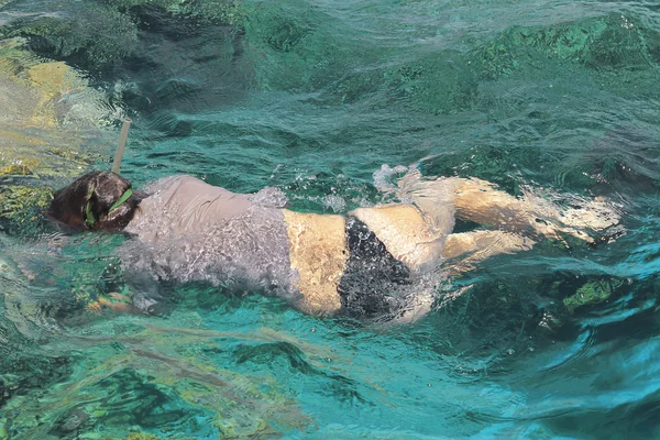 Vrouw fotograaf in water van de rode zee duiken — Stockfoto