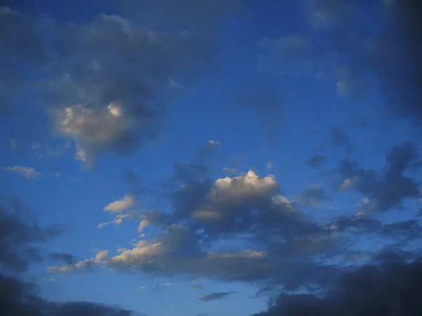 Blauwe hemel en witte wolken en de zon — Stockfoto