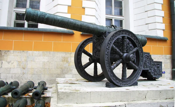 Canhões de artilharia antigos no Kremlin de Moscou, Rússia — Fotografia de Stock