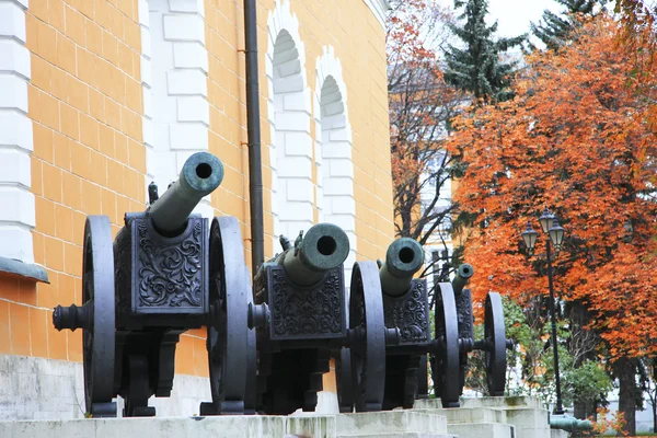 Canhões de artilharia antigos no Kremlin de Moscou, Rússia — Fotografia de Stock