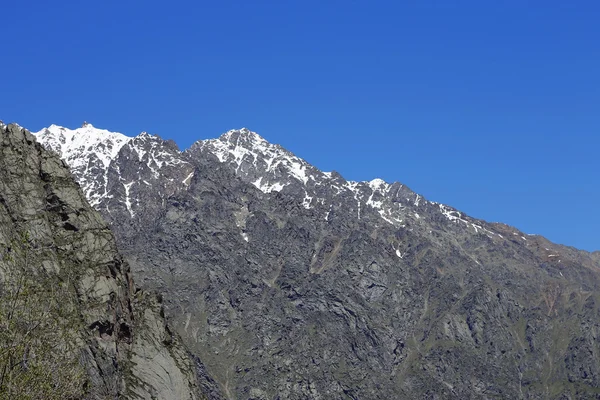 Kavkaz hory, pod sněhem a jasné modré nebe — Stock fotografie
