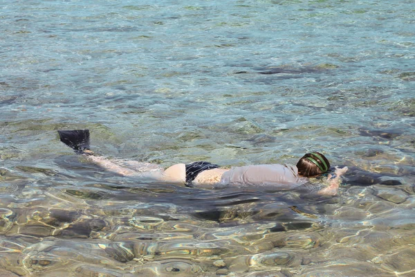 Mujer fotógrafa sumergiéndose en el agua del Mar Rojo — Foto de Stock