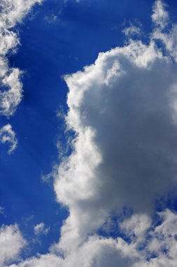 Mavi gökyüzü ve beyaz bulutlar ve güneş