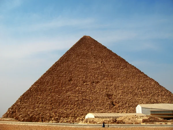 Pyramiderna i Egyptens öken i giza — Stockfoto