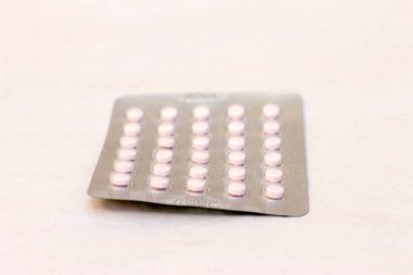 Beyaz arka planda izole edilmiş bir hap paketi