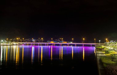 Antalya Konyalti Türkiye 'deki gece nehri ve 2019-09-25 Antalya Konyalti Türkiye' deki renkli köprü manzarası