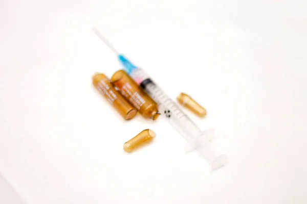 Prázdné Lékařské Ampulky Infuze Použité Injekční Stříkačky Vakcinaci Izolované Bílém — Stock fotografie