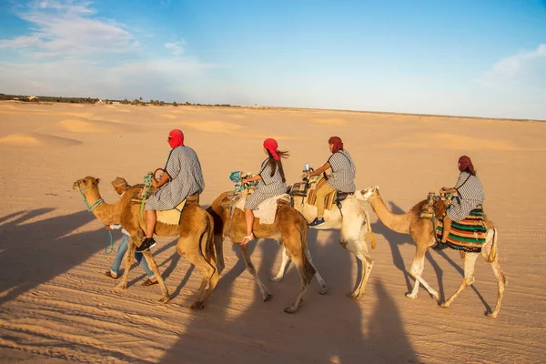 Touristengruppe Auf Dromedar Kamelen Beim Wandern Sand Der Sahara Tunesien — Stockfoto