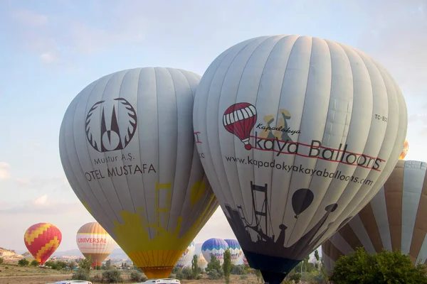 Globos Aire Caliente Coloridos Contra Cielo Azul Que Comienzan Volar —  Fotos de Stock