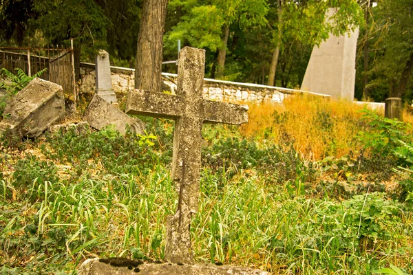 Starożytny Rozbity Kamienny Krzyż Starym Cmentarzu Nekropolia Historyczna Część Piatigorska — Zdjęcie stockowe