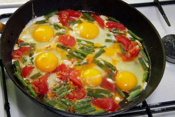 Huevos Enteros Asados Por Mañana Plato Negro Con Tomate Judías —  Fotos de Stock