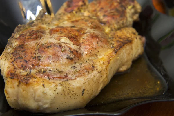 Bife Assado Quente Pronto Suculento Placa Preta Cozinha — Fotografia de Stock