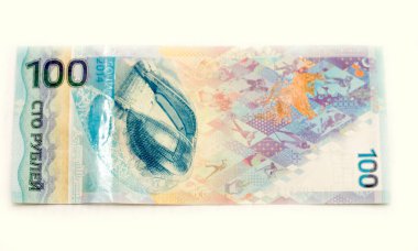 Yeni 100 ruble banknot Sochi Kış Olimpiyat Oyunları 2014 Rusya Federasyonu sayılı beyaz arka plan üzerinde izole kağıt