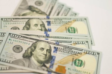 Yeni kağıt yığınları. Beyaz arka planda 100 dolar izole edilmiş.