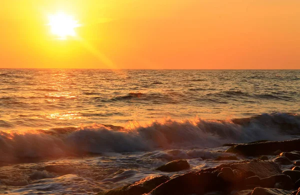 Una Puesta Sol Subtropical Sobre Mar Tha Orilla Del Mar — Foto de Stock