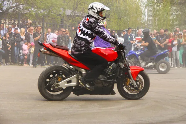 Moto Free Style Pilot Red Motorcycle Stunting Square Pyatigorsk Oroszország — Stock Fotó