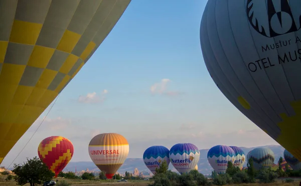 Bunte Heißluftballons Gegen Blauen Himmel Fliegen Über Kappadokien Türkei September — Stockfoto