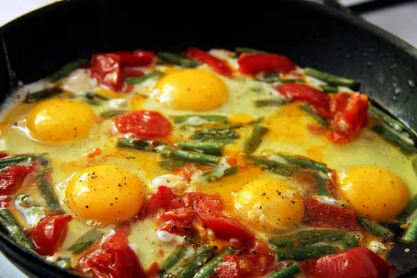 Huevos Enteros Asados Por Mañana Plato Negro Con Tomate Judías —  Fotos de Stock