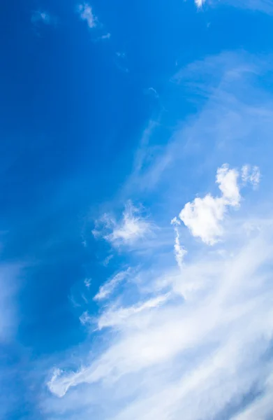 Nuvole di cirri nel cielo blu — Foto Stock