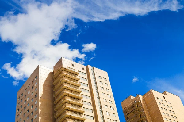 Kommunala tegelhus under blå himmel — Stockfoto