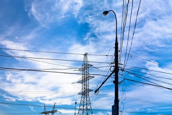 Electric power transmission under white cirrus clouds — Stock Photo, Image
