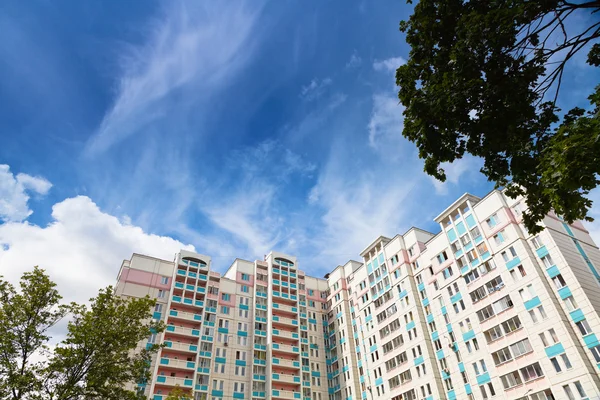 Nova casa municipal sob céu azul — Fotografia de Stock