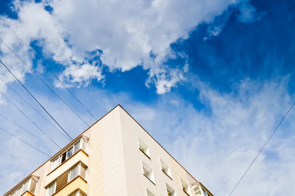 Nueva casa urbana bajo cielo azul oscuro —  Fotos de Stock