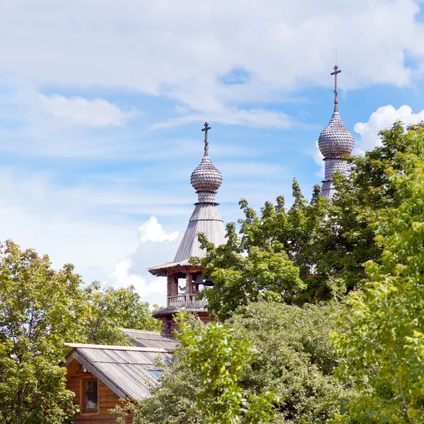 Houten kerk in groene tuin — Stockfoto