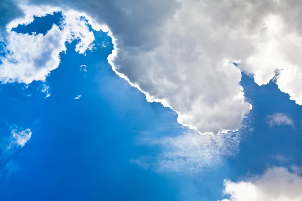Sun under big cumulus cloud — Stock Photo, Image