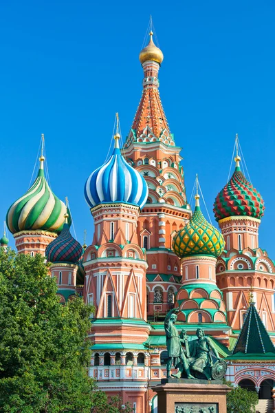 Monumento a Minin y Pozharsky con la Catedral de Pokrovsky en la Mezquita —  Fotos de Stock