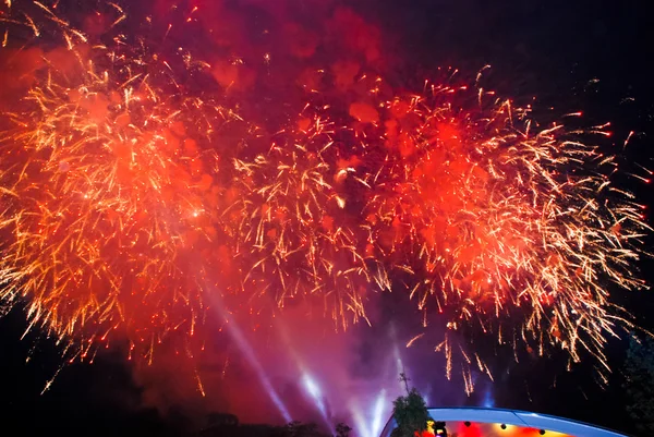 Fuochi d'artificio nel buio cielo notturno — Foto Stock