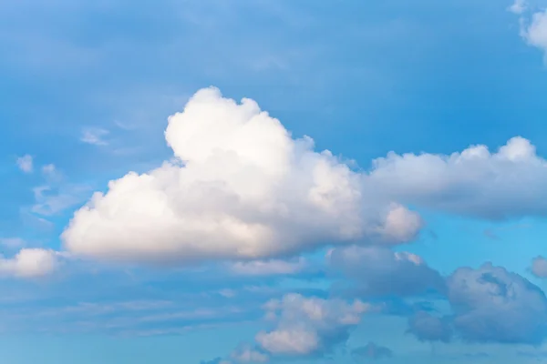 Nuvem cúmulo branco — Fotografia de Stock