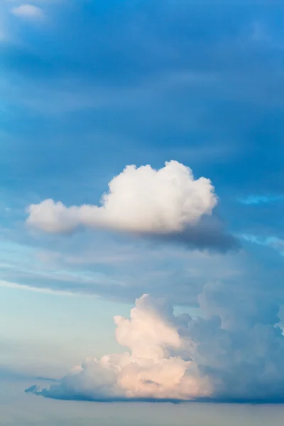 Zwei weiße Kumuluswolken — Stockfoto