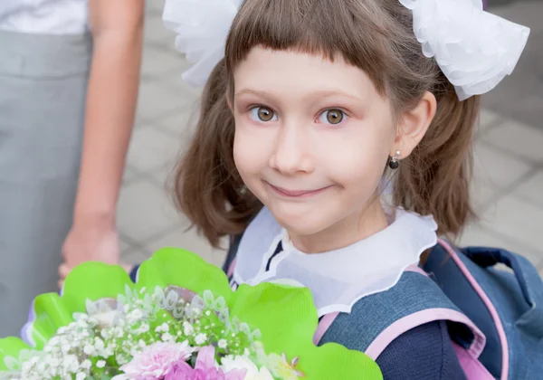 Mädchen kommen in die Schule — Stockfoto