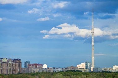 sonbahar bir kule ile kentsel panorama