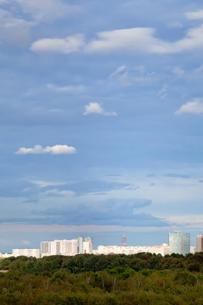 Μπλε του ουρανού με τα σύννεφα κάτω από φθινόπωρο πόλη — Φωτογραφία Αρχείου