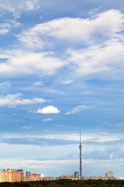 Ciel bleu d'automne avec nuages sous la ville — Photo