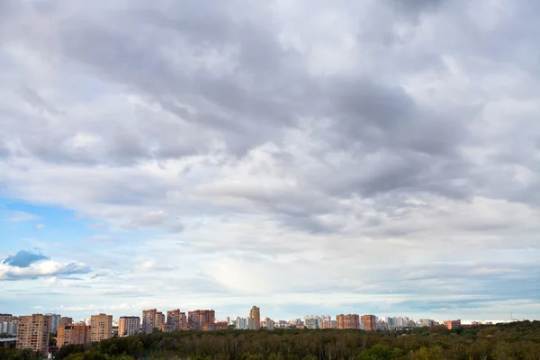 Nubes de otoño gris bajo la ciudad — Foto de Stock