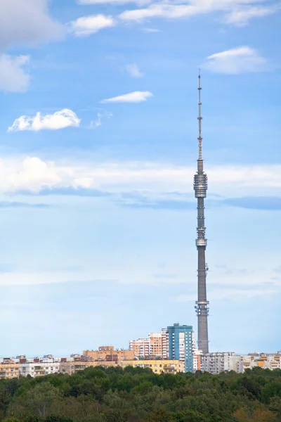 Ciel bleu d'automne avec nuages sous Moscou — Photo