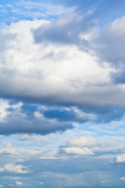 Grande nuvem cumulus no céu de outono da tarde — Fotografia de Stock